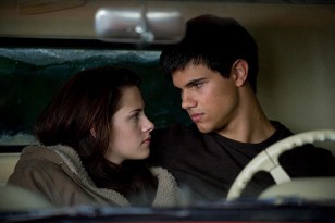 La amistad entre Bella y Jacob se desarrolla a algo más en "New Moon"